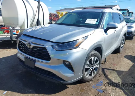 2022 Toyota Highlander Xle z USA, uszkodzony, nr VIN 5TDGZRBH4NS575217